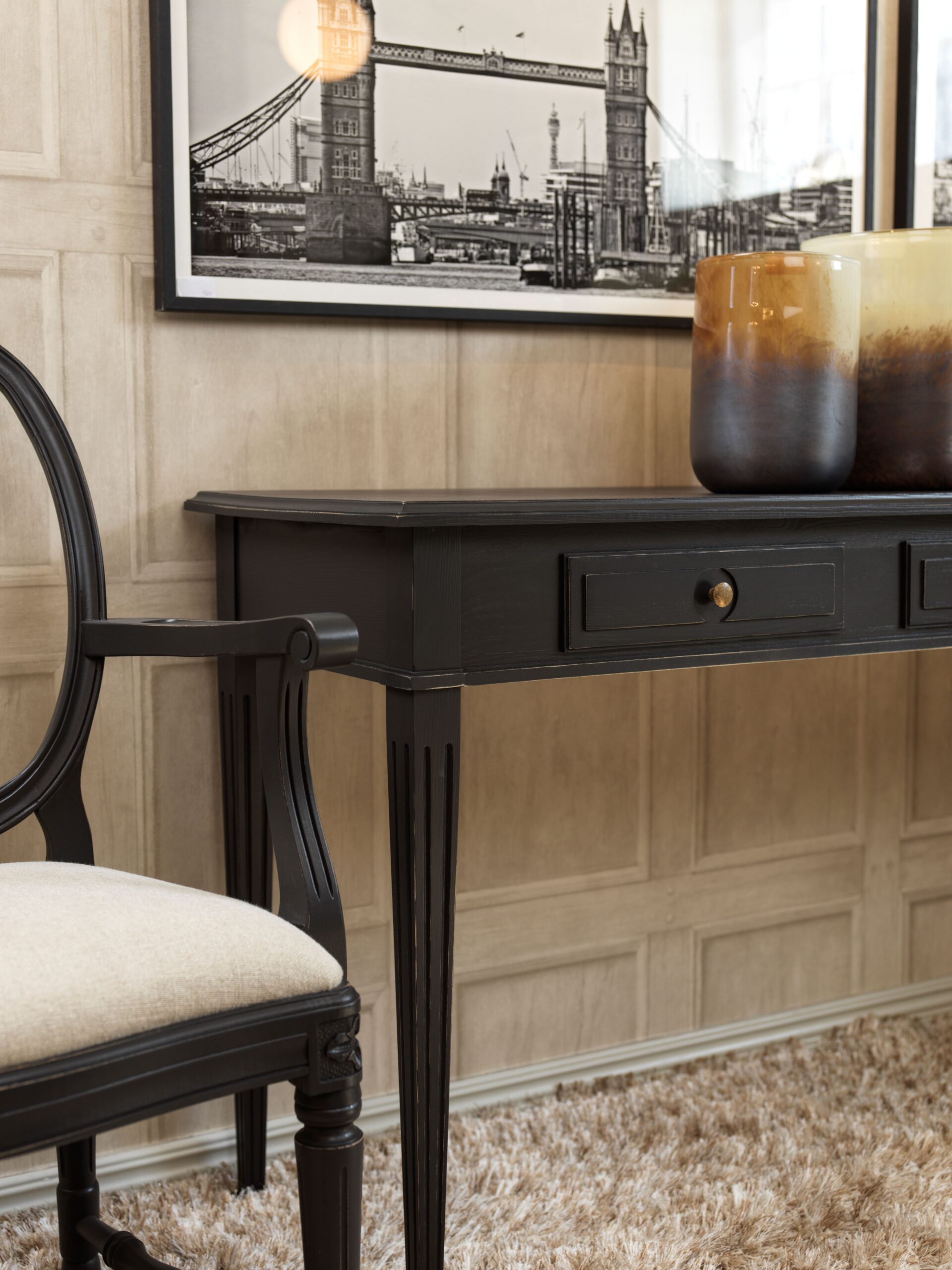 svart gammaldags konsolbord